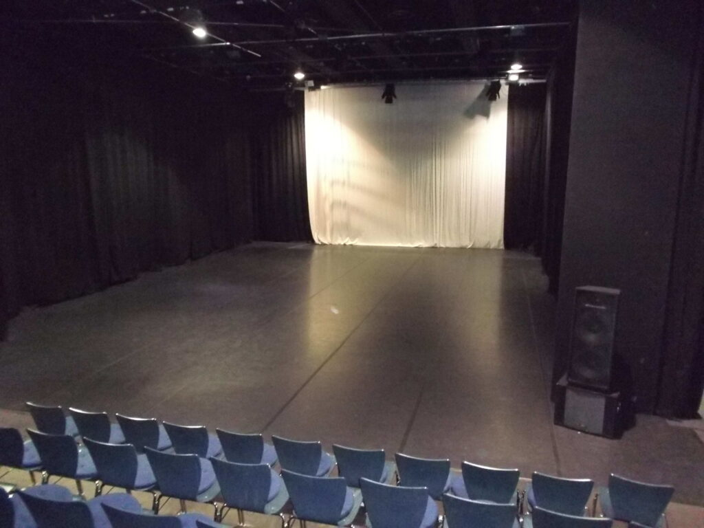 Theaterlabor-Bielefeld-Bühne_WEB-scaled